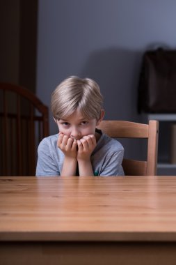 çocuk onun üst korkuyor