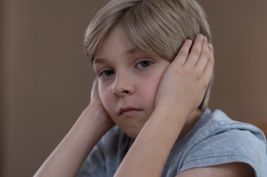 Çocuğun ailesini tartışıyor