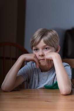 Çocuk çok çalışan aileleri tarafından terk