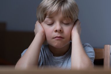 çocuk kavga ailesi yüzünden korkuyor