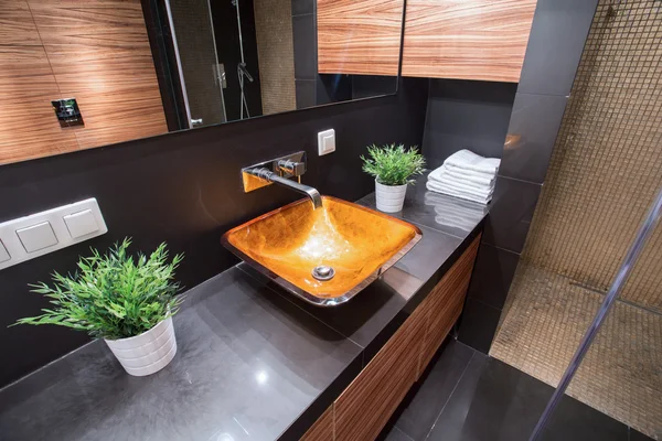 Moderne wastafel in luxe toilet — Stockfoto