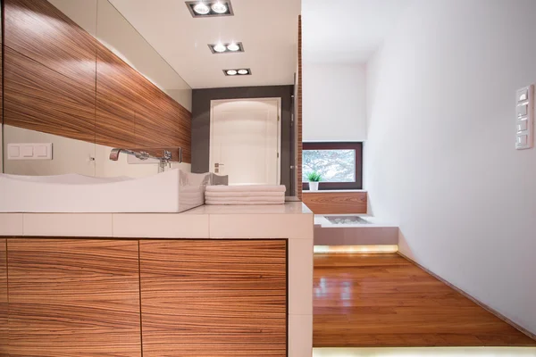 Moderne Holztoilette — Stockfoto
