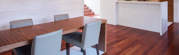 Ruang makan dengan meja kayu — Stok Foto