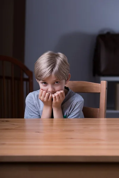 男の子は彼の親を恐れて — ストック写真