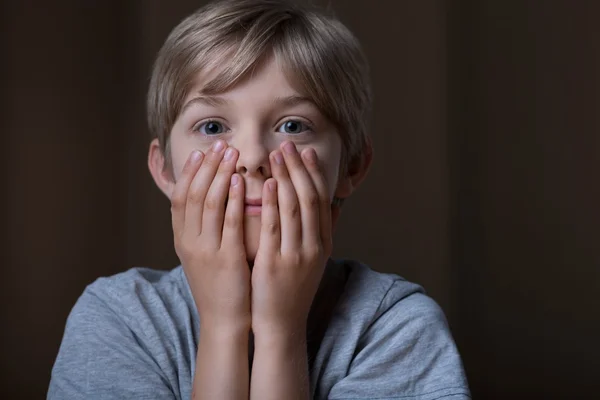 Kleiner Junge ist schockiert — Stockfoto