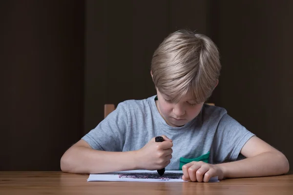 Garçon est laçage dans un dessin — Photo