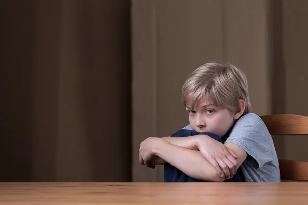 Boy is scared of terrible father — Stock Photo, Image