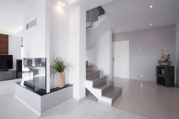 Şık evde modern merdiven — Stok fotoğraf