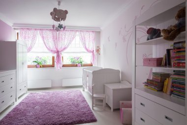 Düzgün bir şekilde döşenmiş çocuk odası