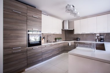 Döşenmiş modern tasarım mutfak