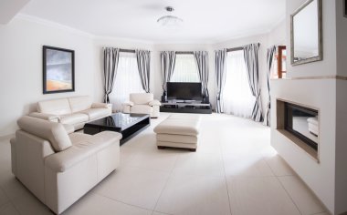 Geniş parlak modern salon