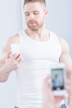 Yakışıklı kaslı adam alarak fotoğraf