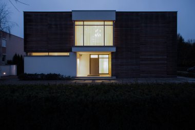 Geceleri müstakil ev