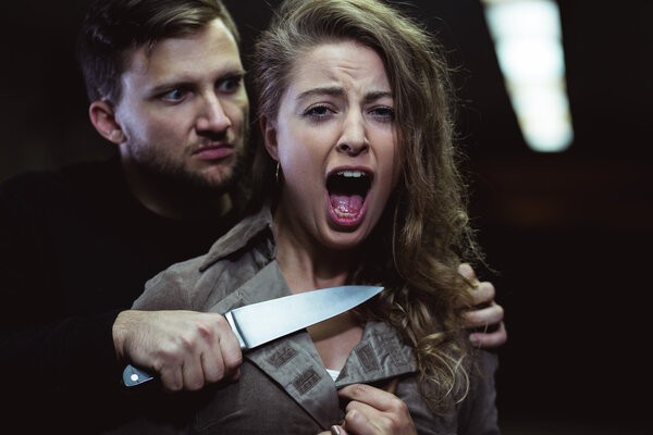 Человек угрожает
