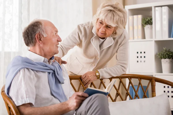 Asking husband about something — Stock Photo, Image