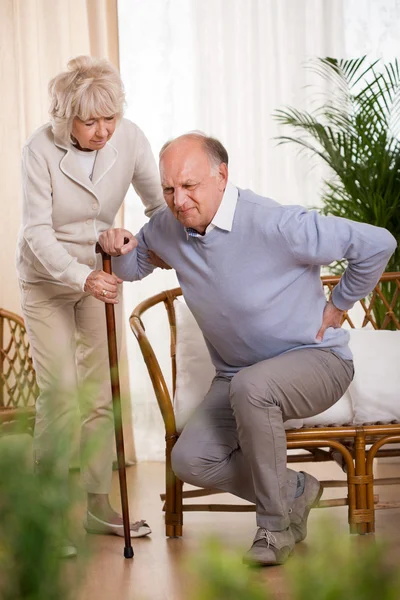 Hilfe beim Aufstehen — Stockfoto