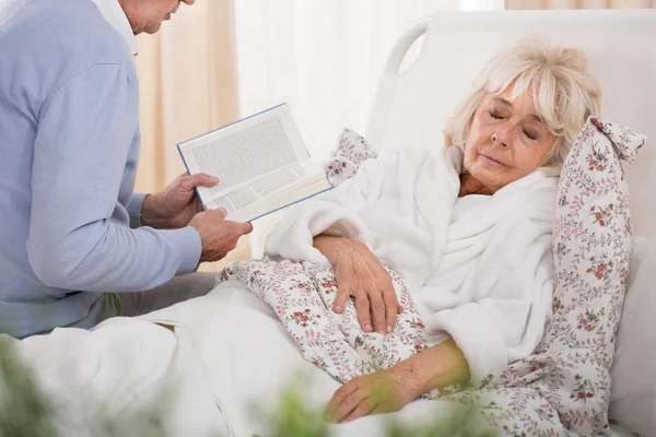 Reading book to wife — Stock Photo, Image