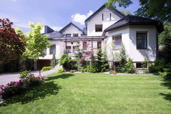 Modern house with garden — Stock Photo, Image