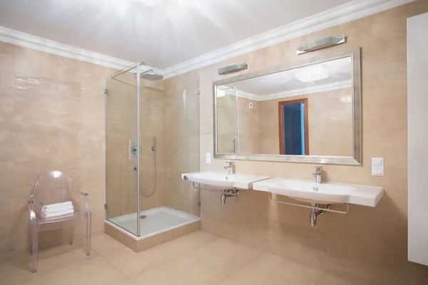 Stilvolles geräumiges warmes Badezimmer — Stockfoto