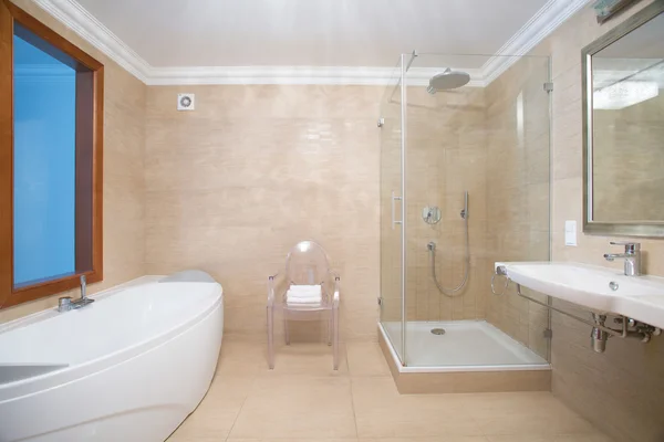 Salle de bain avec douche et baignoire — Photo