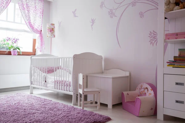 Habitación de bebé con muebles blancos — Foto de Stock