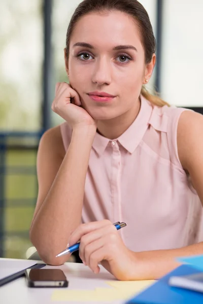 Portret van vrouwelijke beambte — Stockfoto