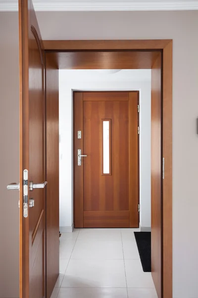 Деревянные двери в роскошной квартире — стоковое фото
