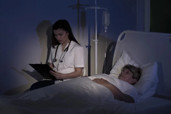 Médico revisando su historial de pacientes — Foto de Stock