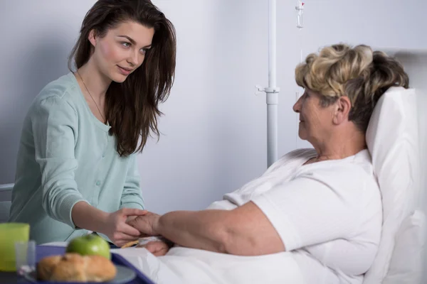 Een bezoek aan haar moeder dochter — Stockfoto