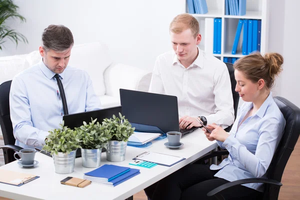 Büroangestellte bei der Arbeit — Stockfoto