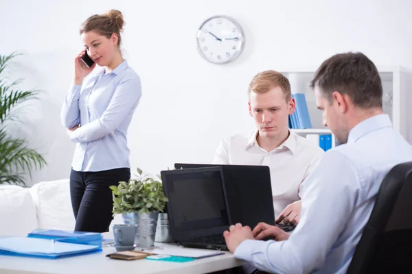 Zich te concentreren op het werk — Stockfoto