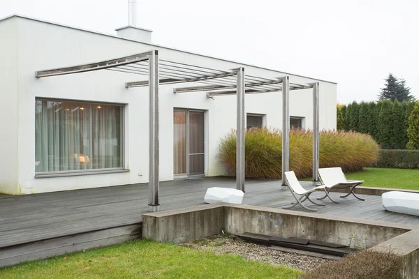 Vrijstaand huis met schoonheid terras — Stockfoto