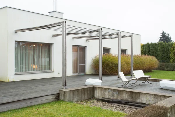 Casa unifamiliar con terraza de belleza —  Fotos de Stock