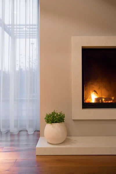 居心地の良いインテリアの暖炉 — ストック写真