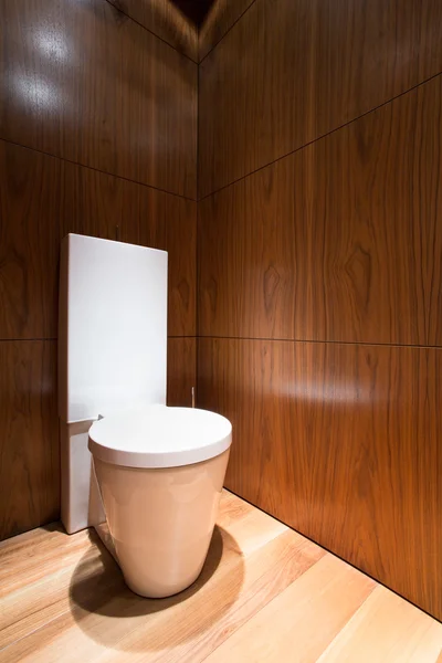 Интерьер небольшого деревянного туалета — стоковое фото