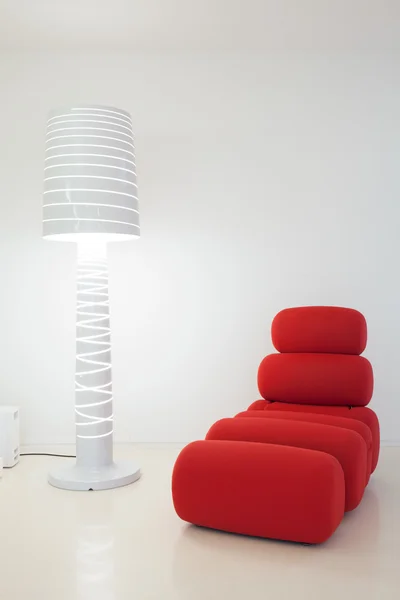 Креативный диван и лампа — стоковое фото