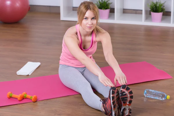 Gymnastiska övningar hemma — Stockfoto