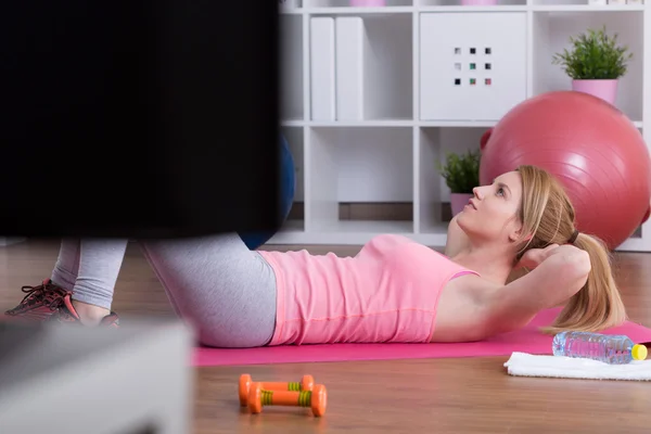 Sit-ups vor dem Fernseher — Stockfoto