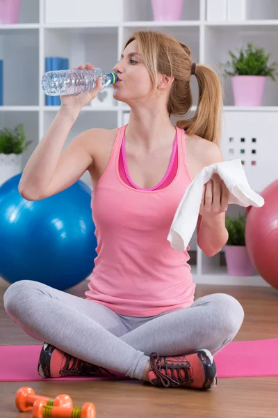 Woda pitna po treningu — Zdjęcie stockowe
