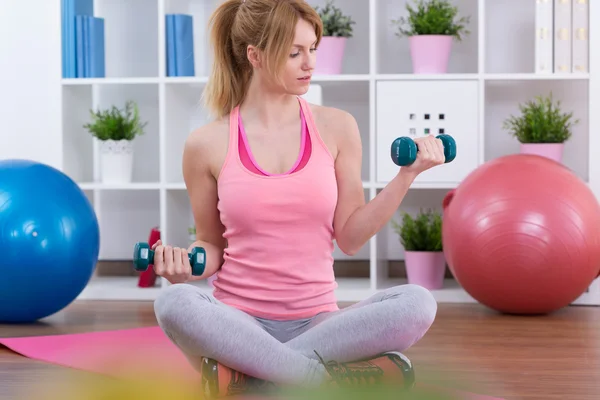 Using dumbbells at home — Stock Photo, Image