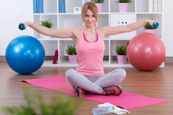 Training mit Kurzhanteln — Stockfoto