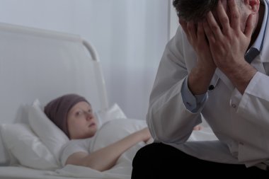 Çaresiz doktor onun hasta ile