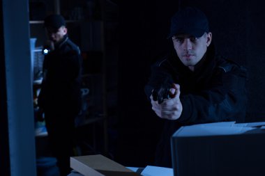 iş yerinde iki polis memuru