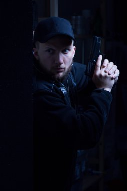 Genç polis memuru holding tabanca