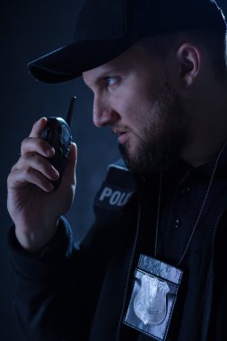 Polis telsiz kullanma