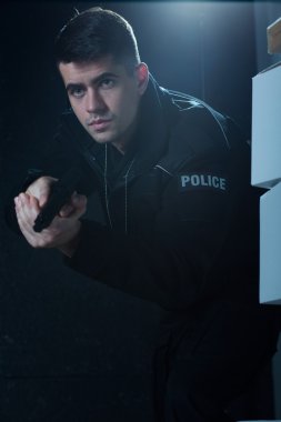 Genç adam polis olarak çalışma