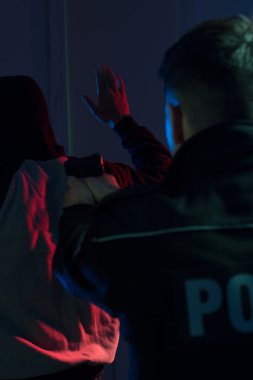 Suçlu, polis işaretleme tabanca