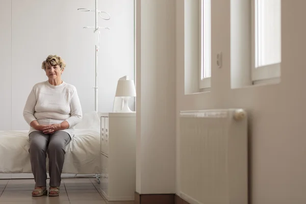 Oudere dame in ziekenhuis kamer — Stockfoto