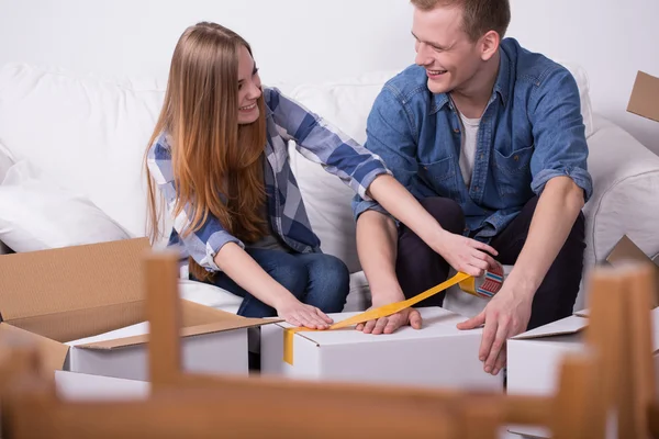 Att säkra grejer i rutan — Stockfoto