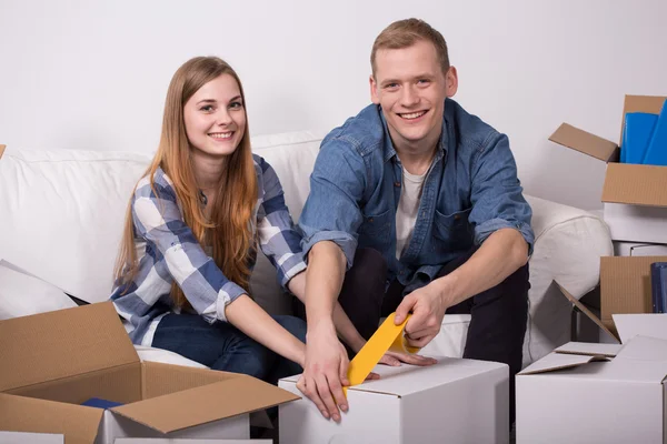 Taping the box — Stock Photo, Image